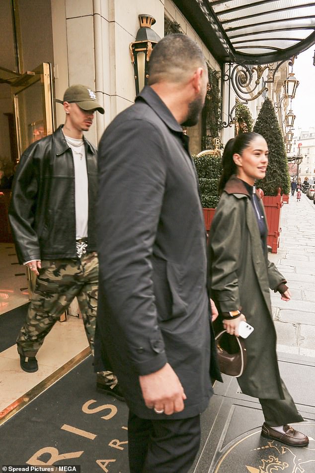 Hai con trai Beckham khoe t&igrave;nh anh em khăng kh&iacute;t sau khi bị anh cả Brooklyn 