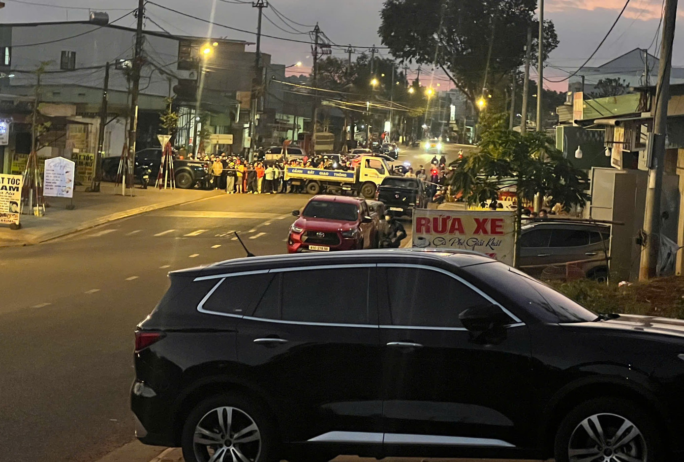 Cảnh s&aacute;t phong toả căn nh&agrave;, truy t&igrave;m nghi phạm vụ cướp ng&acirc;n h&agrave;ng ở Gia Lai- Ảnh 10.