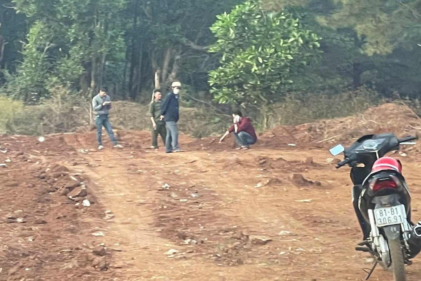 Cảnh s&aacute;t phong toả căn nh&agrave;, truy t&igrave;m nghi phạm vụ cướp ng&acirc;n h&agrave;ng ở Gia Lai- Ảnh 14.