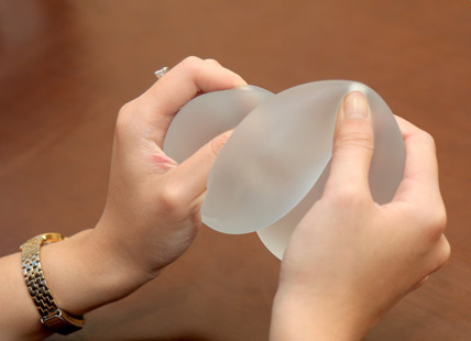 Người phụ nữ ph&aacute;t hiện vỡ t&uacute;i độn ngực khi đi kiểm tra: BS khuyến c&aacute;o chị em n&acirc;ng ngực muốn chơi thể thao cần lưu &yacute; 2 điều kiện- Ảnh 1.