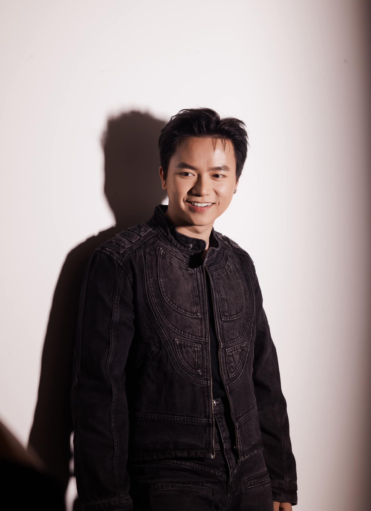 Nhạc sĩ đắt show nhất Việt Nam: Ch&aacute;y v&eacute; fanmeeting t&iacute;nh bằng ph&uacute;t, được Gi&aacute;m đốc Sở VH-TT-DL khen thưởng- Ảnh 6.