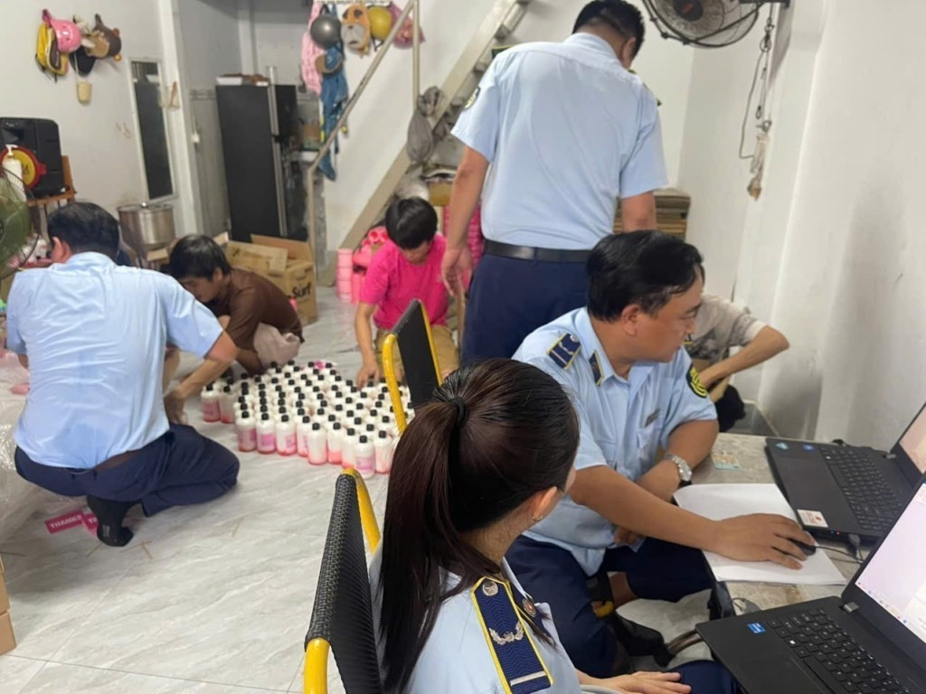 Nhức nhối h&agrave;ng giả, h&agrave;ng nh&aacute;i online, sập bẫy 'thần dược'- Ảnh 2.