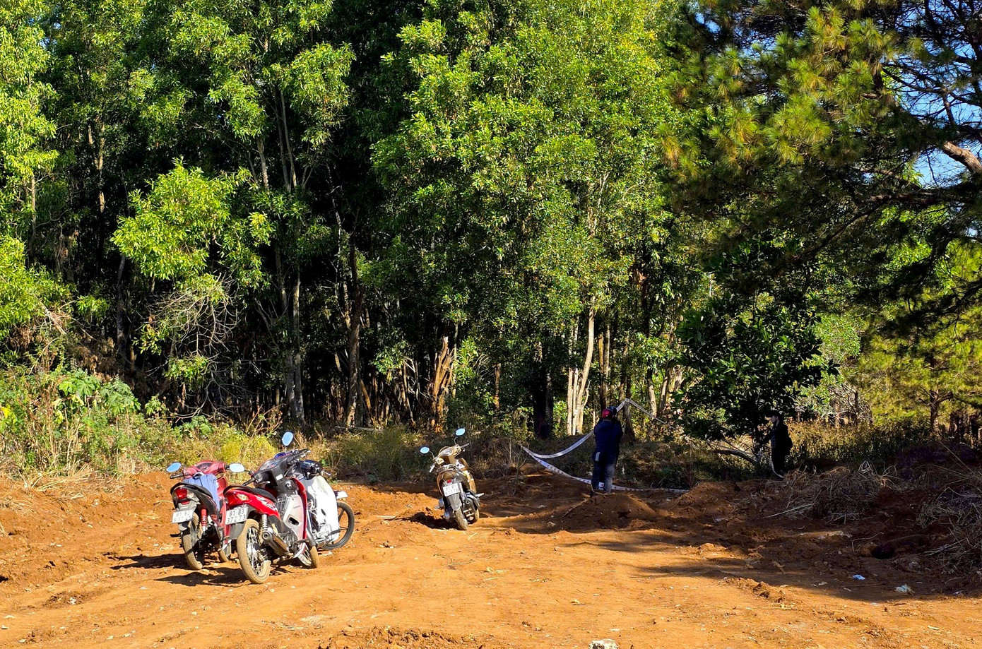 Vụ cướp ng&acirc;n h&agrave;ng ở Gia Lai: Ph&aacute;t hiện th&ecirc;m dấu vết đốt quần &aacute;o, trang bị để phi tang- Ảnh 2.