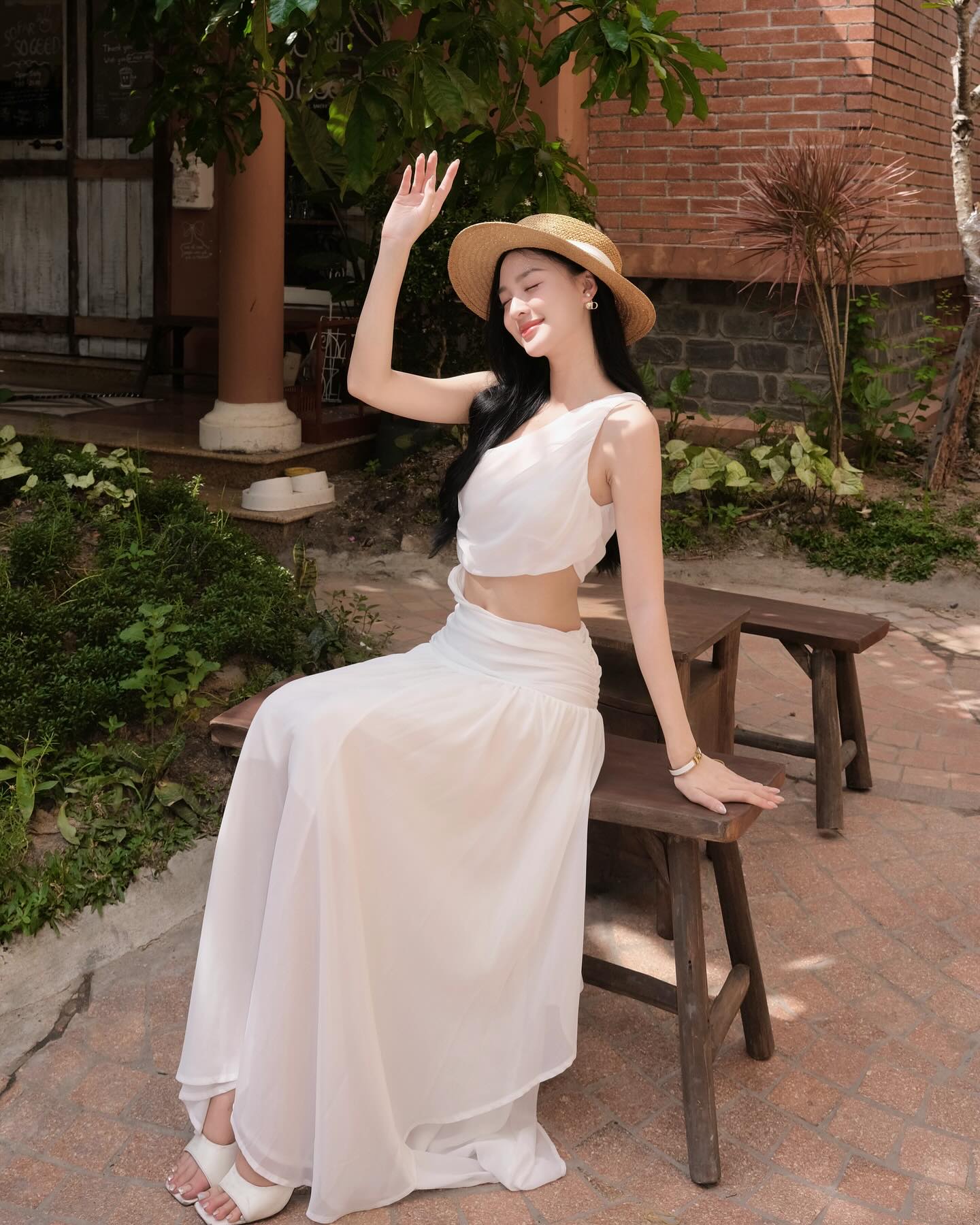 Á hậu Cẩm Ly phản hồi tin đeo nhẫn đôi với Đình Bắc- Ảnh 10. Á hậu Cẩm Ly phản hồi tin đeo nhẫn đôi với Đình Bắc- Ảnh 10.