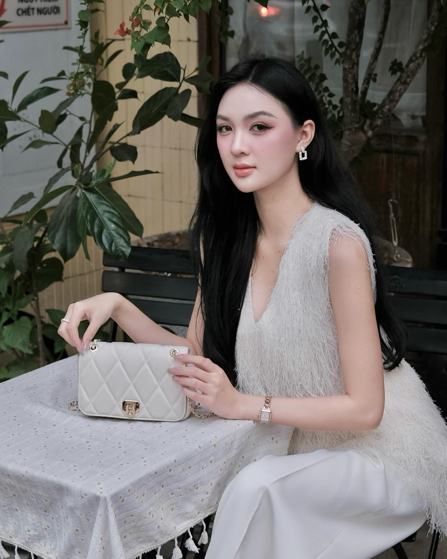 Á hậu Cẩm Ly phản hồi tin đeo nhẫn đôi với Đình Bắc- Ảnh 7. Á hậu Cẩm Ly phản hồi tin đeo nhẫn đôi với Đình Bắc- Ảnh 7.