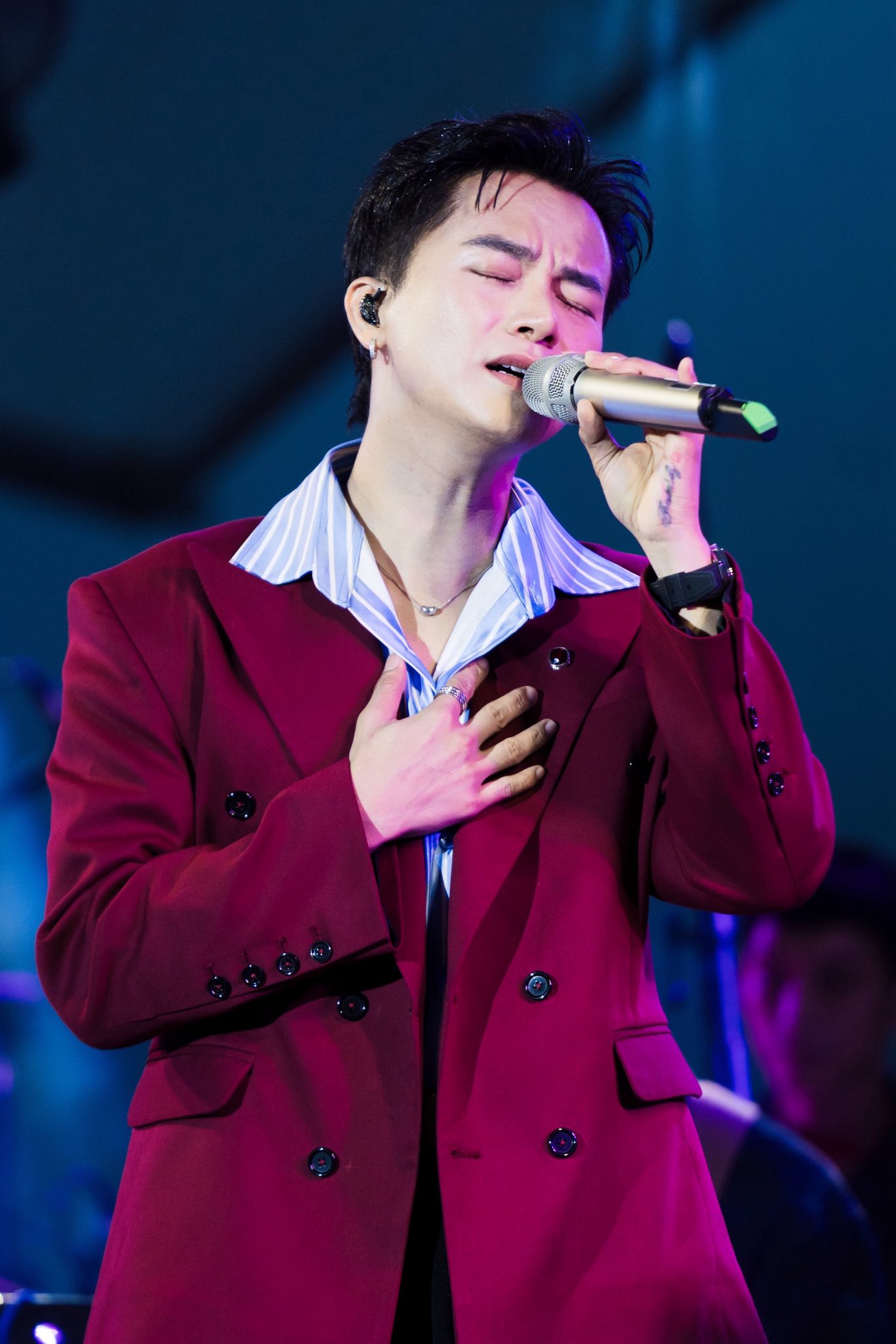 Nhạc sĩ đắt show nhất Việt Nam: Ch&aacute;y v&eacute; fanmeeting t&iacute;nh bằng ph&uacute;t, được Gi&aacute;m đốc Sở VH-TT-DL khen thưởng- Ảnh 2.