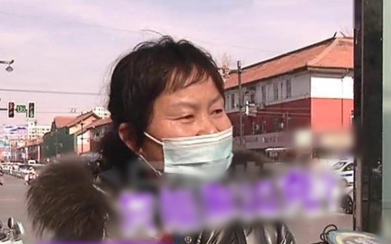 Người phụ nữ mua 8 chỉ v&agrave;ng nhưng kh&ocirc;ng mang về nh&agrave; để sinh lời, 10 năm sau đến lấy mừng đ&aacute;m cưới con trai, nh&acirc;n vi&ecirc;n n&oacute;i: "Phải chờ 6 th&aacute;ng nữa"- Ảnh 1.