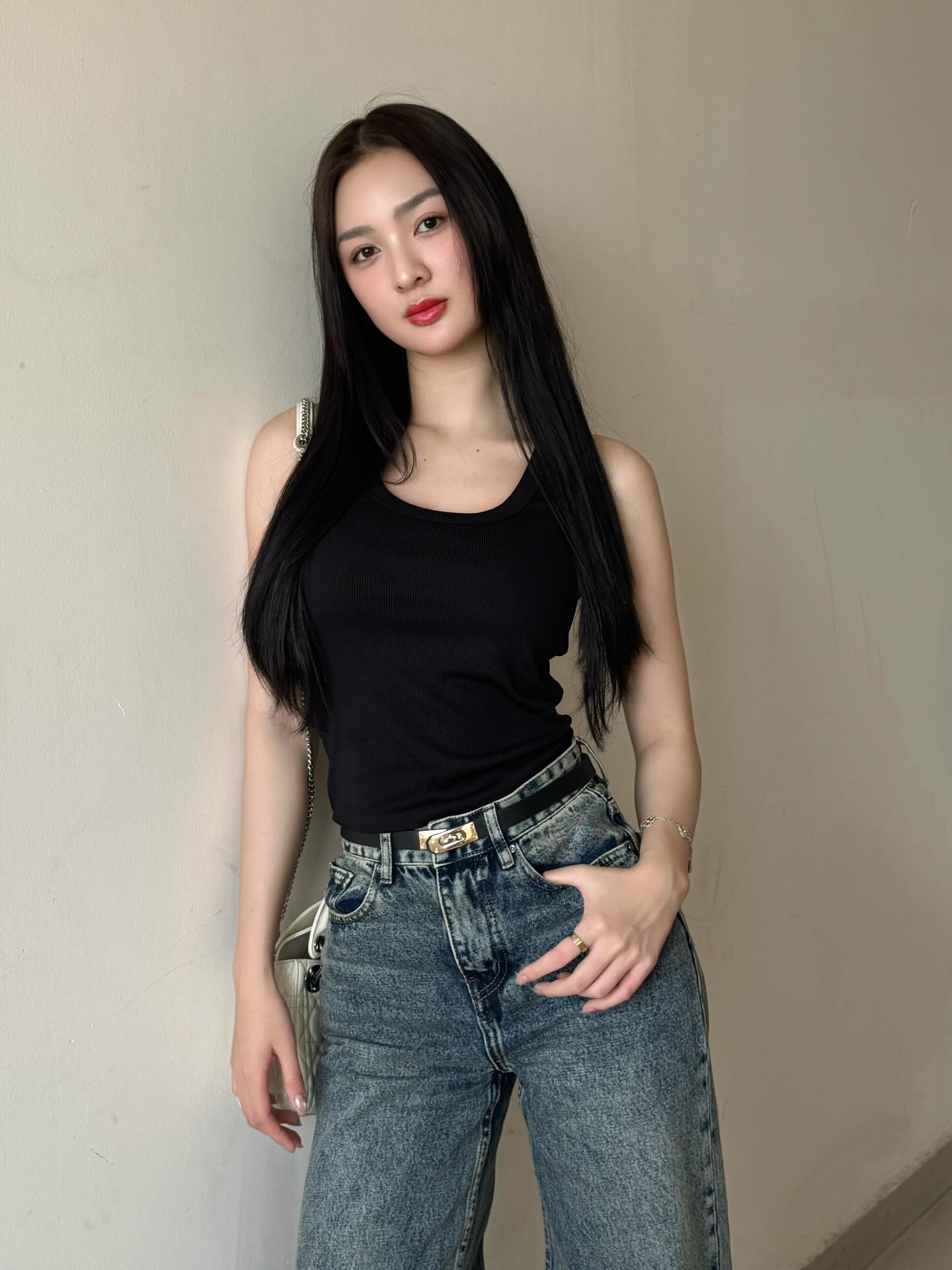 Á hậu Cẩm Ly phản hồi tin đeo nhẫn đôi với Đình Bắc- Ảnh 4. Á hậu Cẩm Ly phản hồi tin đeo nhẫn đôi với Đình Bắc- Ảnh 4.