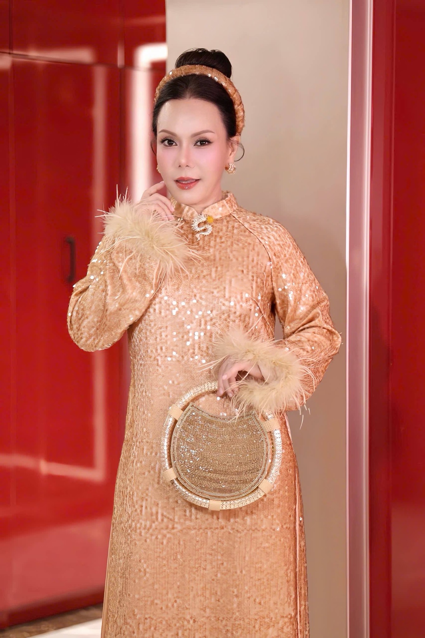 Nữ diễn vi&ecirc;n Việt thưởng Tết cho 200 nh&acirc;n vi&ecirc;n, c&oacute; người nhận hơn 700 triệu đồng- Ảnh 1.