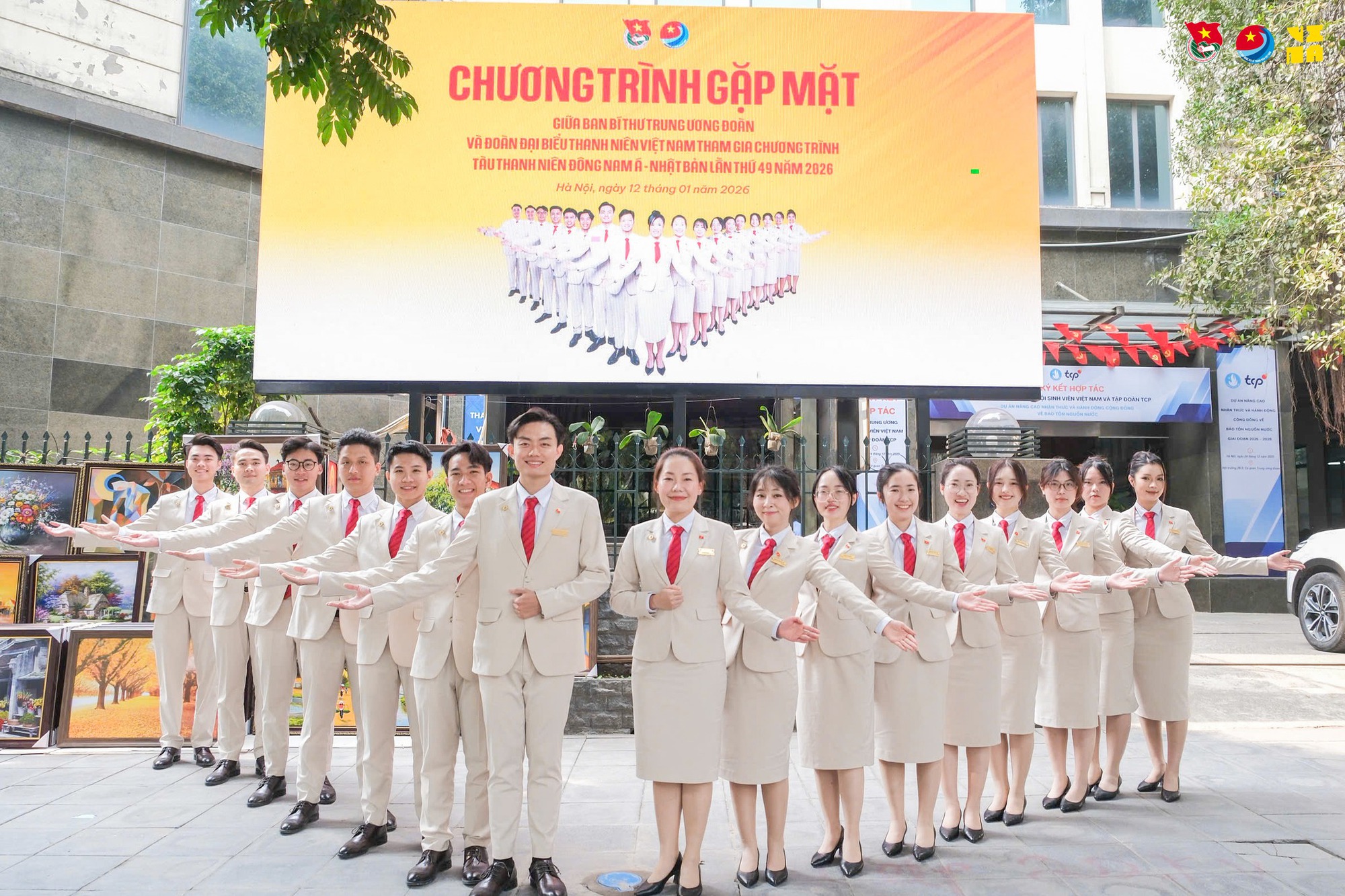 16 thanh ni&ecirc;n Việt Nam tham dự T&agrave;u Thanh ni&ecirc;n Đ&ocirc;ng Nam &Aacute; "g&acirc;y b&atilde;o" v&igrave; m&uacute;a quạt, nhảy đều tăm tắp tưởng đ&acirc;u AI- Ảnh 5.