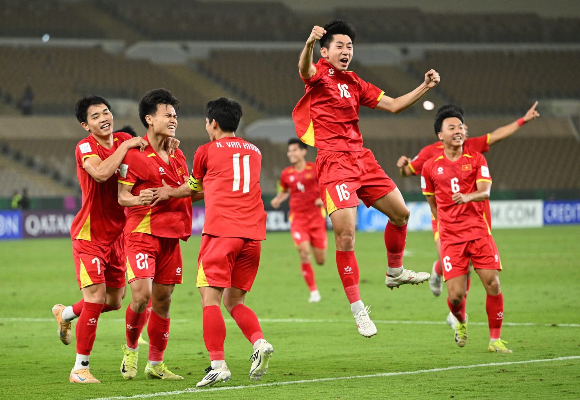 "L&aacute; chắn th&eacute;p" U23 Việt Nam giỏi tiếng Anh, tiếng Ph&aacute;p khiến netizen đồng loạt khen "đỉnh"!- Ảnh 1.