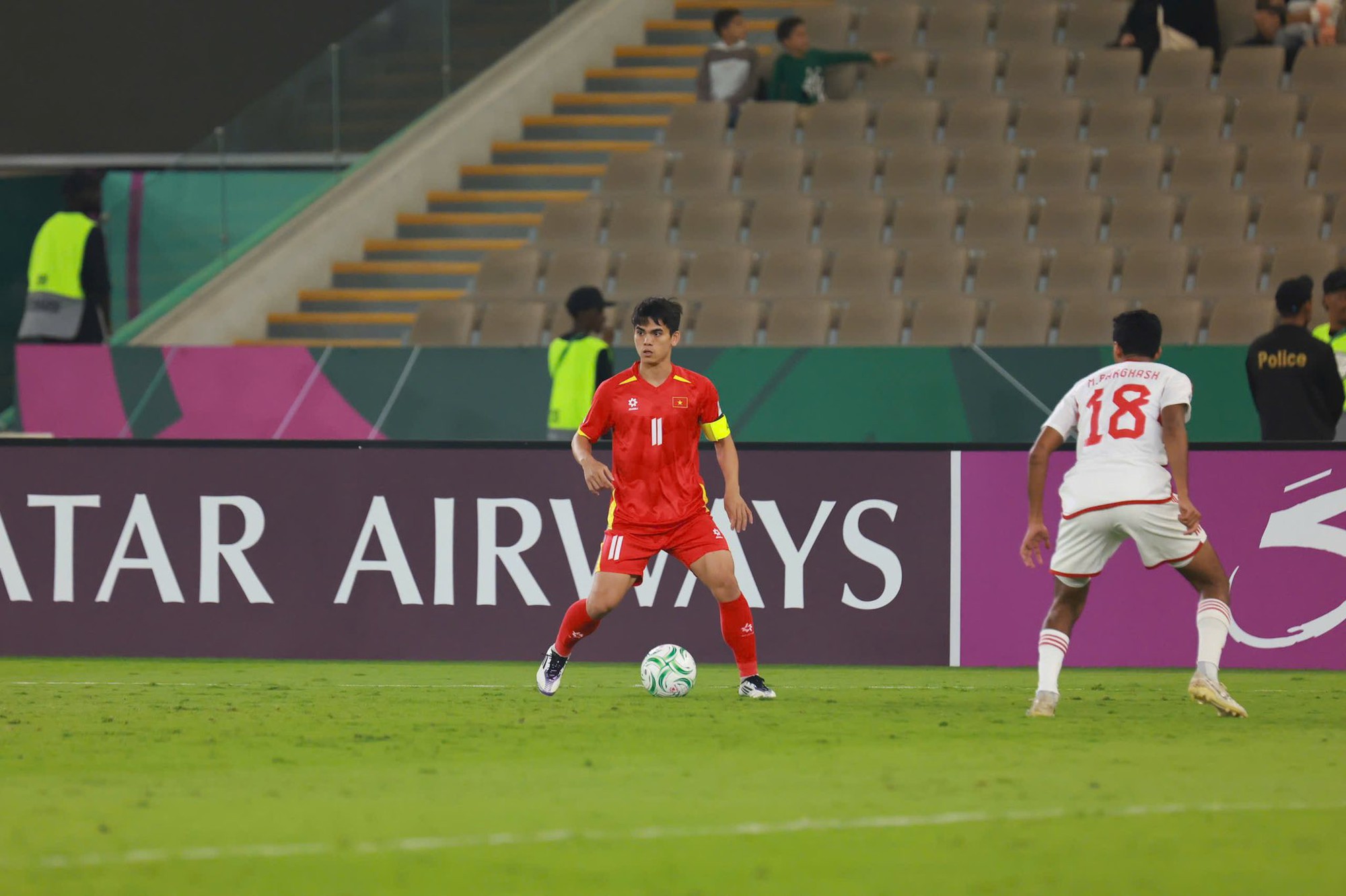 HLV Kim Sang-sik tiết lộ sự thật ngỡ ng&agrave;ng đằng sau 7 c&uacute; s&uacute;t lu&acirc;n lưu gi&uacute;p U23 Việt Nam đ&aacute;nh bại H&agrave;n Quốc- Ảnh 1.