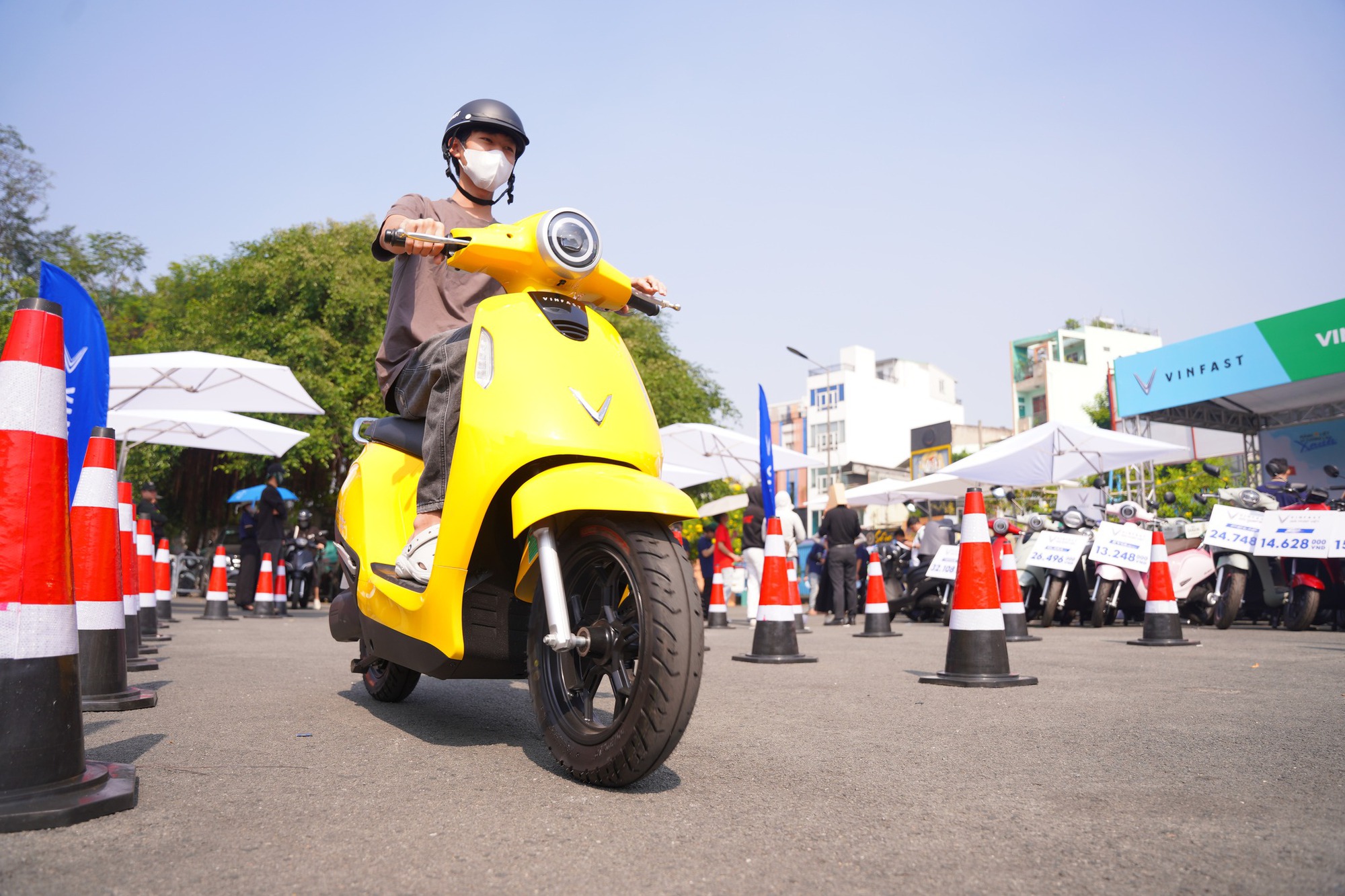 VinFast bán 1.115 xe máy điện mỗi ngày, đe doạ trực tiếp ‘tượng đài’ Honda tại Việt Nam- Ảnh 3. VinFast bán 1.115 xe máy điện mỗi ngày, đe doạ trực tiếp ‘tượng đài’ Honda tại Việt Nam- Ảnh 3.