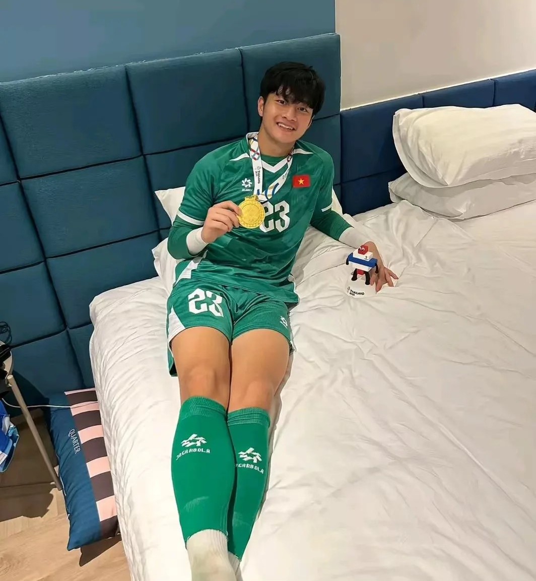 Thời tới: Thủ môn Cao Văn Bình được fan vây kín khi về quê, sạp hoa quả của mẹ đắt hàng nhờ con trai vàng- Ảnh 1. Thời tới: Thủ môn Cao Văn Bình được fan vây kín khi về quê, sạp hoa quả của mẹ đắt hàng nhờ con trai vàng- Ảnh 1.