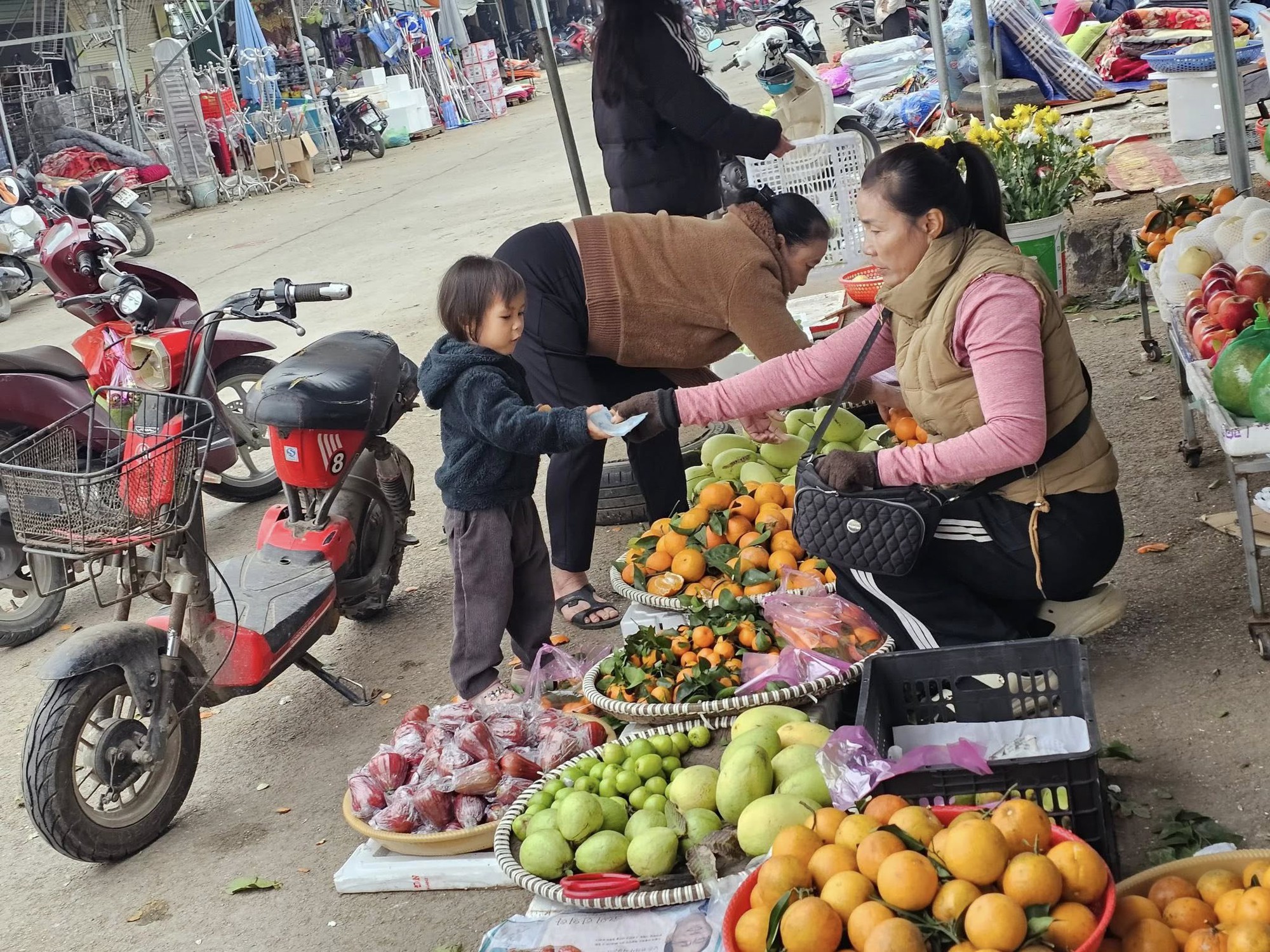 Thời tới: Thủ môn Cao Văn Bình được fan vây kín khi về quê, sạp hoa quả của mẹ đắt hàng nhờ con trai vàng- Ảnh 5. Thời tới: Thủ môn Cao Văn Bình được fan vây kín khi về quê, sạp hoa quả của mẹ đắt hàng nhờ con trai vàng- Ảnh 5.