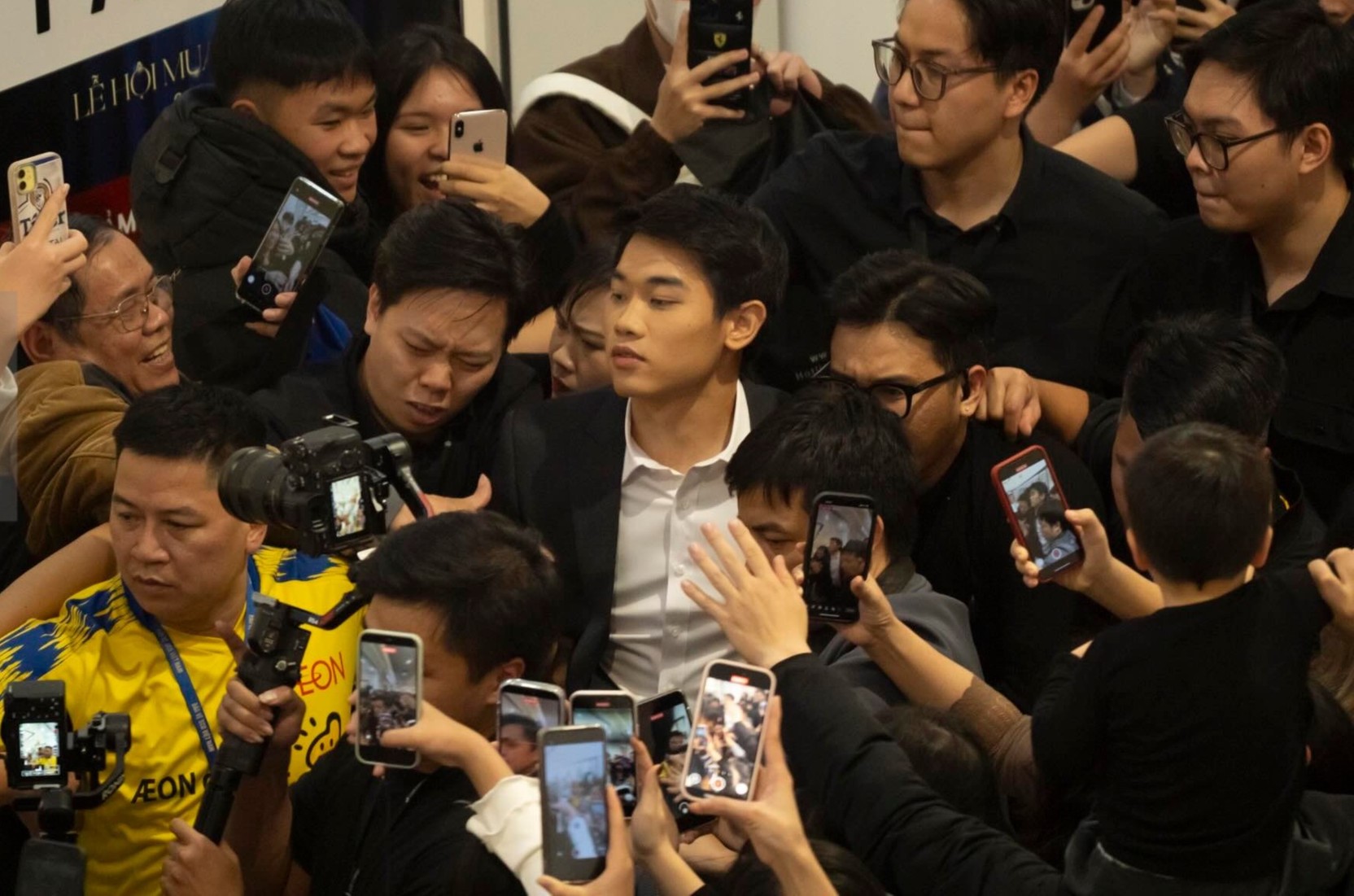 Đ&igrave;nh Bắc g&acirc;y sốt: Fan v&acirc;y k&iacute;n như 