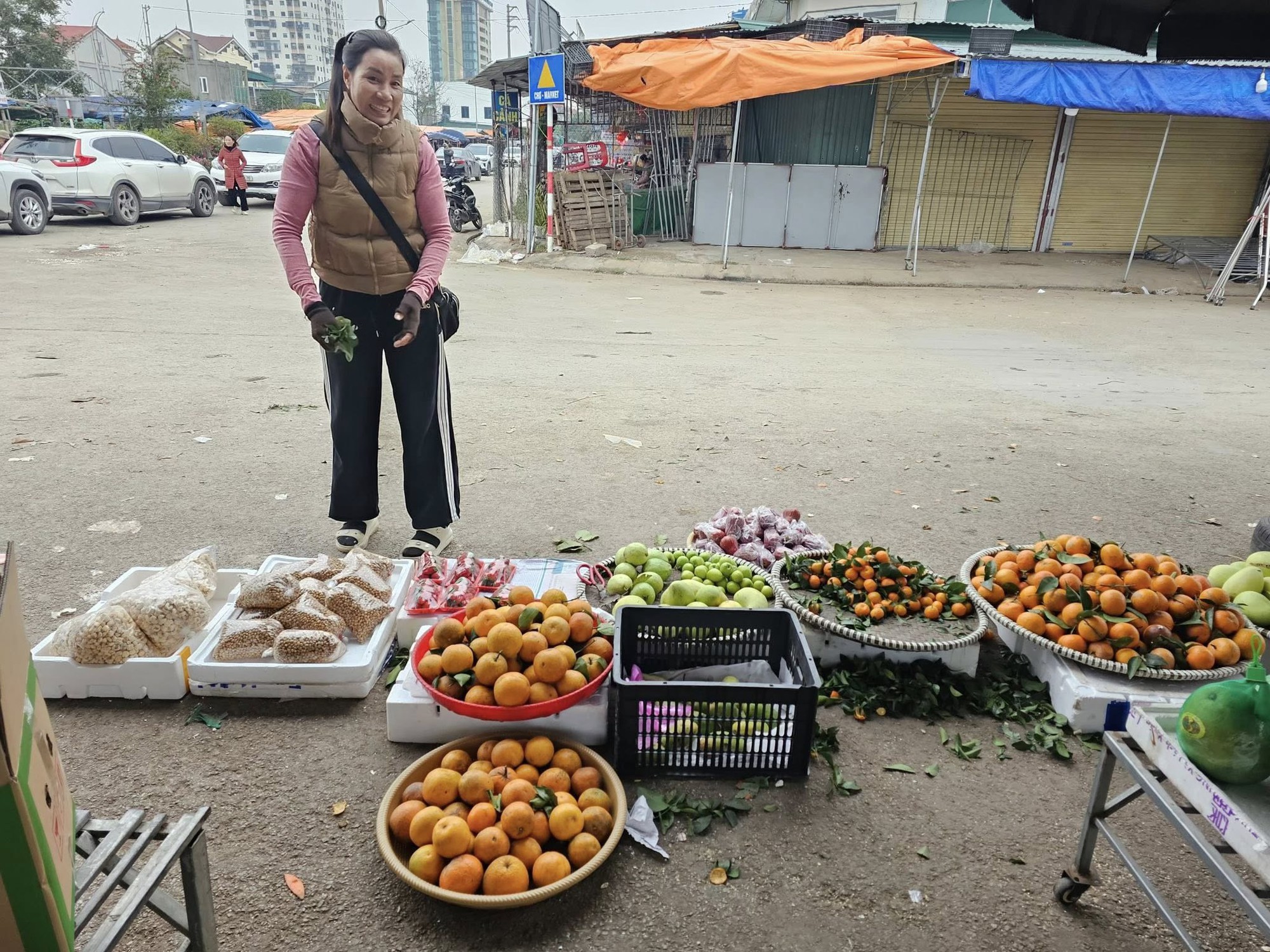 Thời tới: Thủ môn Cao Văn Bình được fan vây kín khi về quê, sạp hoa quả của mẹ đắt hàng nhờ con trai vàng- Ảnh 6. Thời tới: Thủ môn Cao Văn Bình được fan vây kín khi về quê, sạp hoa quả của mẹ đắt hàng nhờ con trai vàng- Ảnh 6.