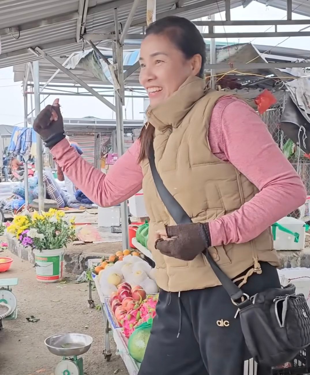 Thời tới: Thủ môn Cao Văn Bình được fan vây kín khi về quê, sạp hoa quả của mẹ đắt hàng nhờ con trai vàng- Ảnh 9. Thời tới: Thủ môn Cao Văn Bình được fan vây kín khi về quê, sạp hoa quả của mẹ đắt hàng nhờ con trai vàng- Ảnh 9.