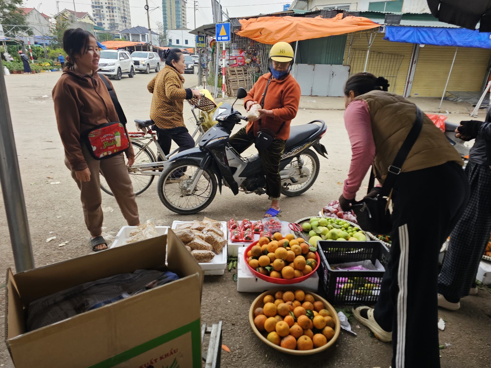 Thời tới: Thủ môn Cao Văn Bình được fan vây kín khi về quê, sạp hoa quả của mẹ đắt hàng nhờ con trai vàng- Ảnh 7. Thời tới: Thủ môn Cao Văn Bình được fan vây kín khi về quê, sạp hoa quả của mẹ đắt hàng nhờ con trai vàng- Ảnh 7.