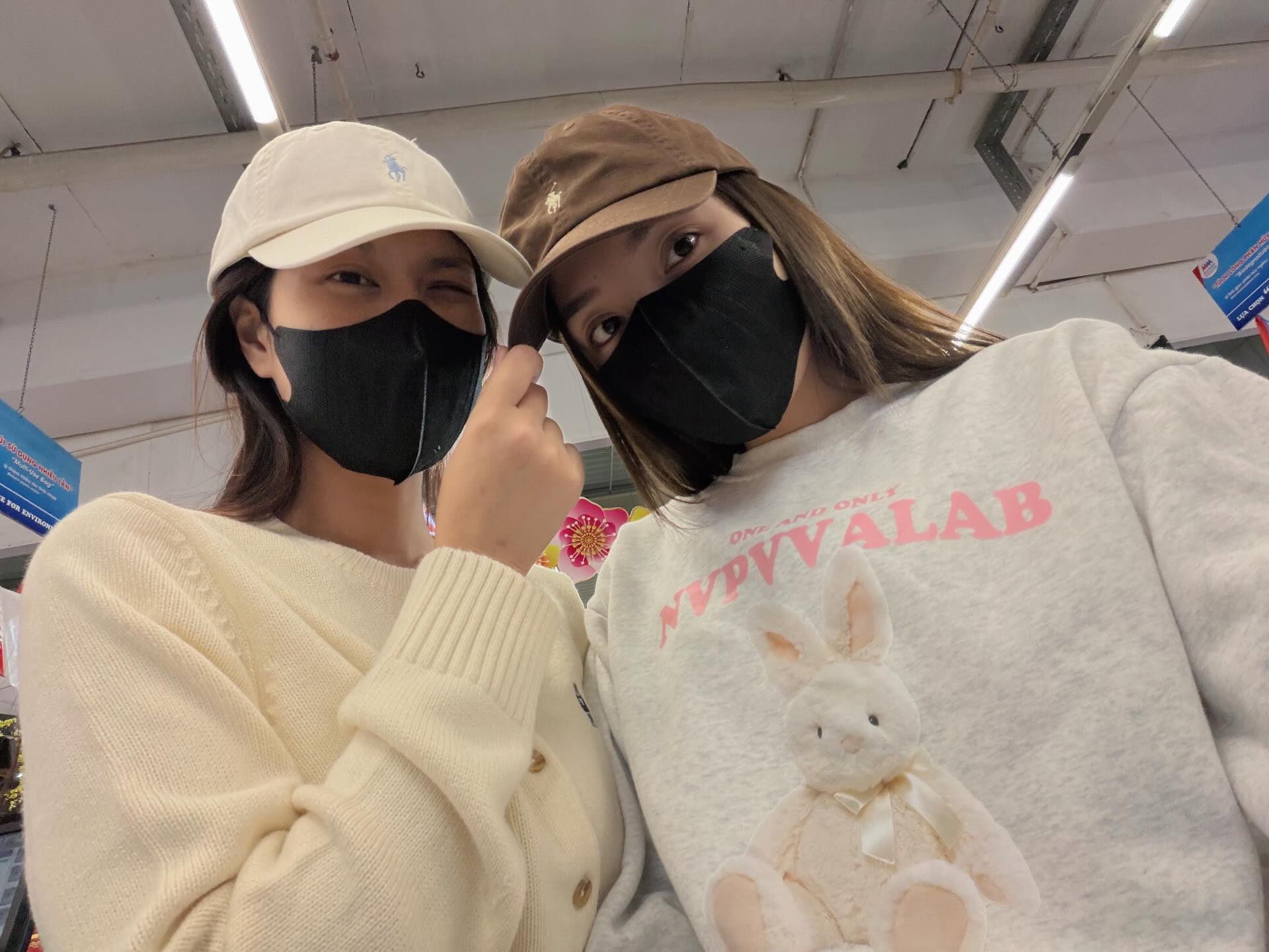 "Team qua đường" tóm dính Kỳ Duyên và Thiên Ân tình tứ giữa trung tâm thương mại- Ảnh 4. "Team qua đường" tóm dính Kỳ Duyên và Thiên Ân tình tứ giữa trung tâm thương mại- Ảnh 4.