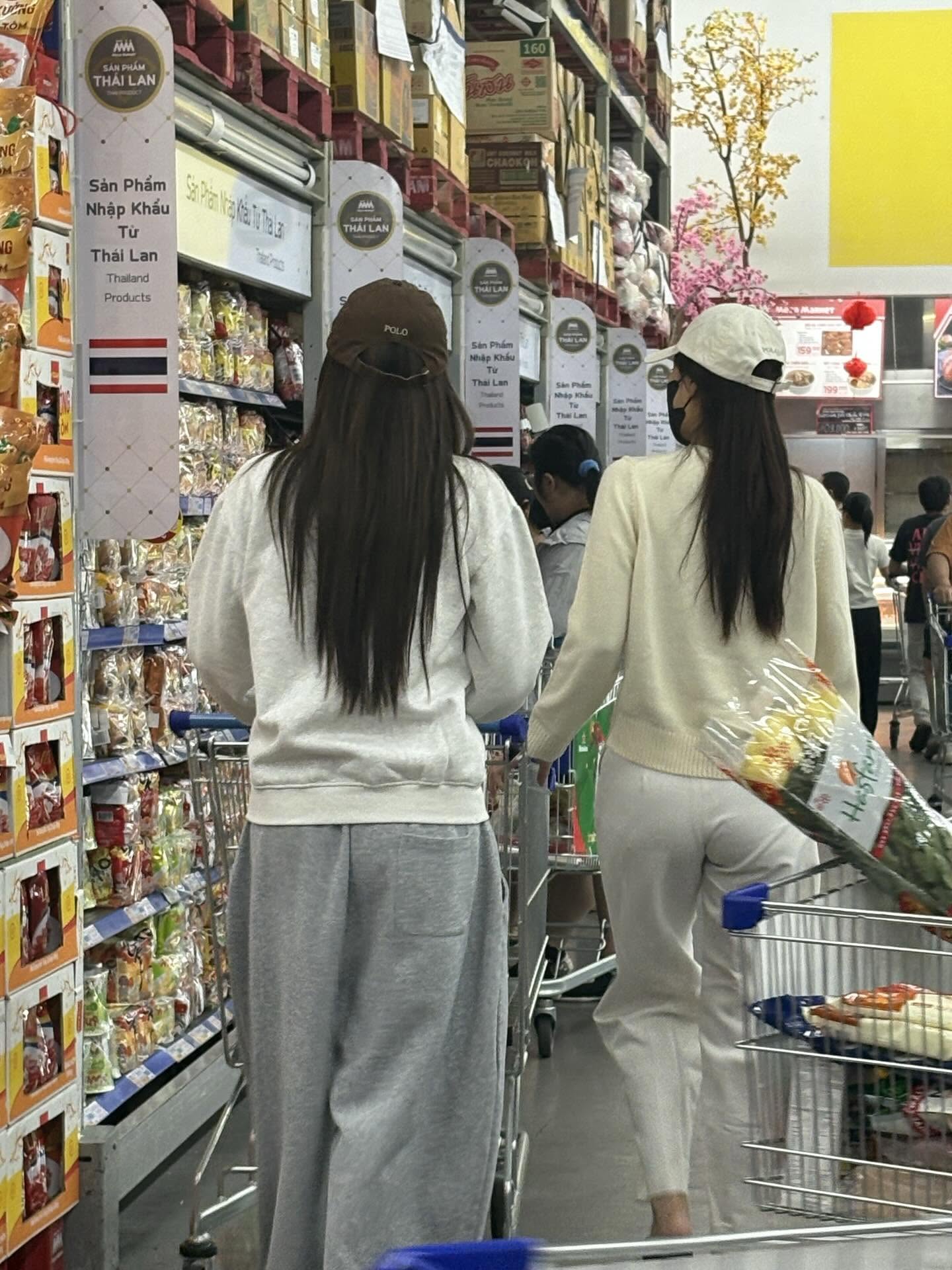 "Team qua đường" tóm dính Kỳ Duyên và Thiên Ân tình tứ giữa trung tâm thương mại- Ảnh 1. "Team qua đường" tóm dính Kỳ Duyên và Thiên Ân tình tứ giữa trung tâm thương mại- Ảnh 1.