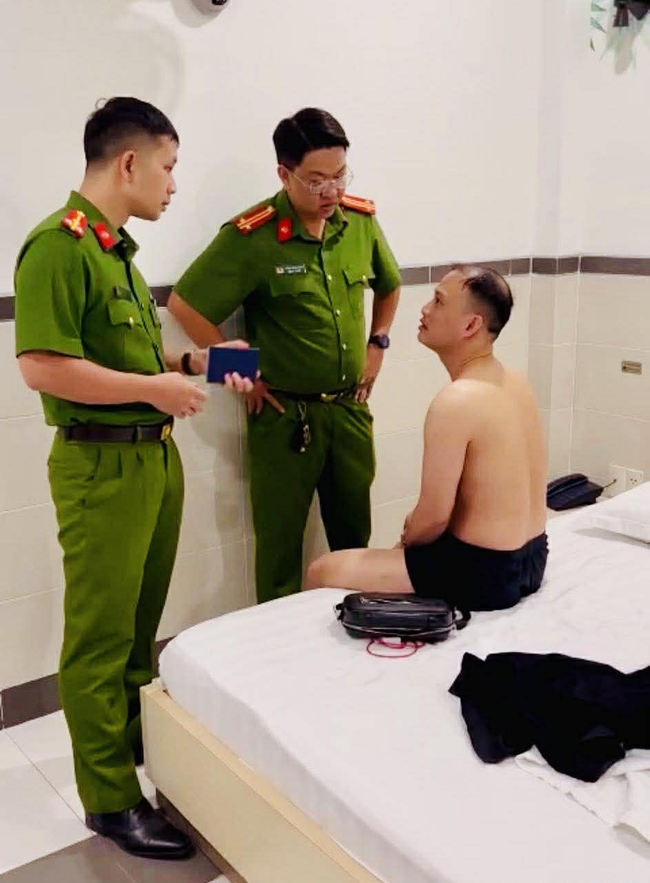 Bắt đối tượng truy n&atilde; Nguyễn Duy Anh Vũ khi đang "nghỉ ch&acirc;n" tại kh&aacute;ch sạn ở TP.HCM- Ảnh 2.
