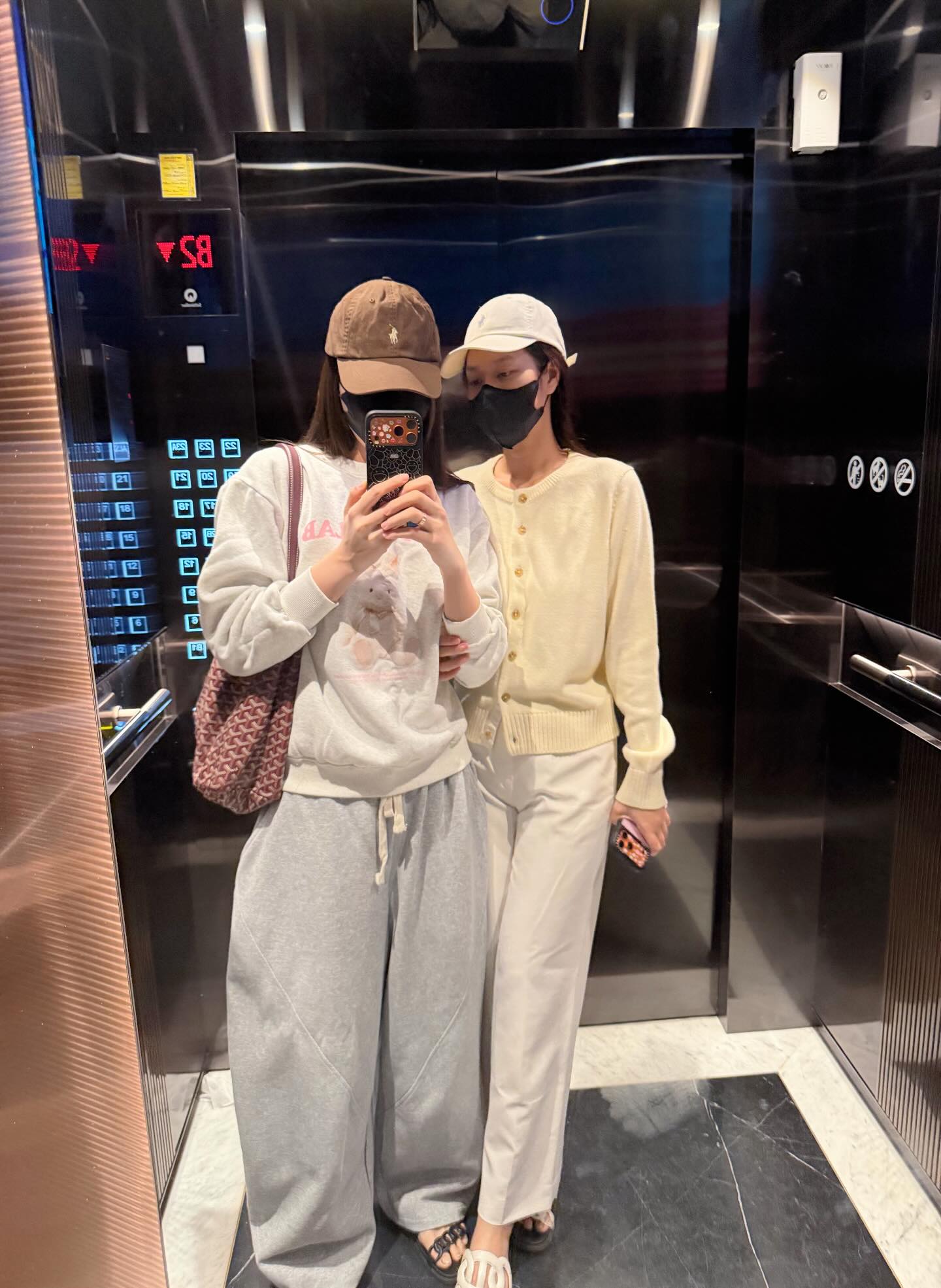 "Team qua đường" tóm dính Kỳ Duyên và Thiên Ân tình tứ giữa trung tâm thương mại- Ảnh 2. "Team qua đường" tóm dính Kỳ Duyên và Thiên Ân tình tứ giữa trung tâm thương mại- Ảnh 2.