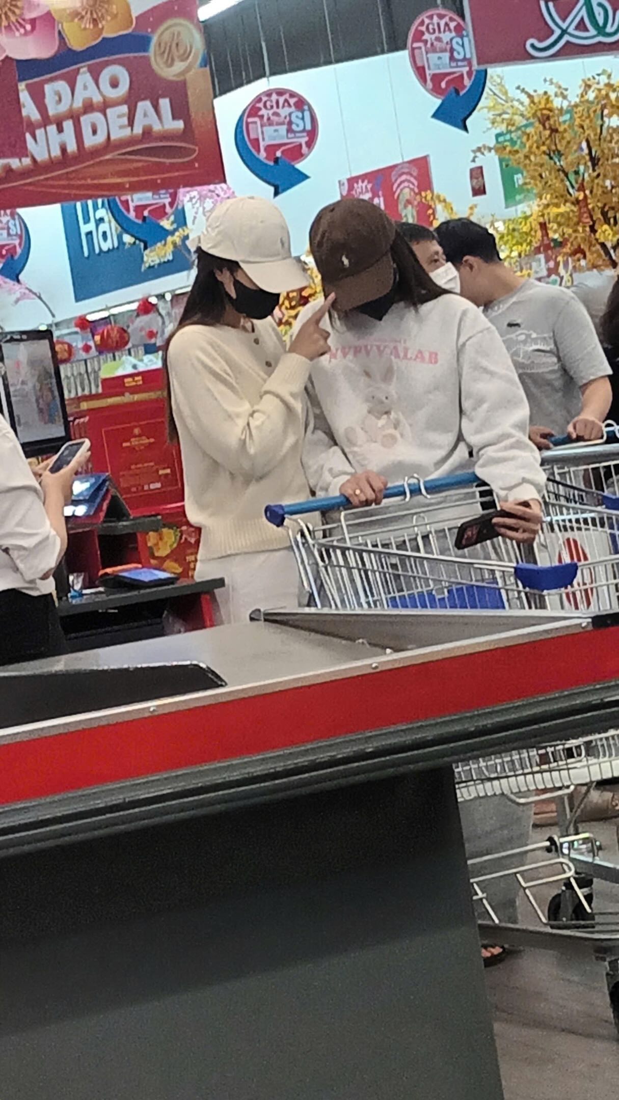 "Team qua đường" tóm dính Kỳ Duyên và Thiên Ân tình tứ giữa trung tâm thương mại- Ảnh 3. "Team qua đường" tóm dính Kỳ Duyên và Thiên Ân tình tứ giữa trung tâm thương mại- Ảnh 3.