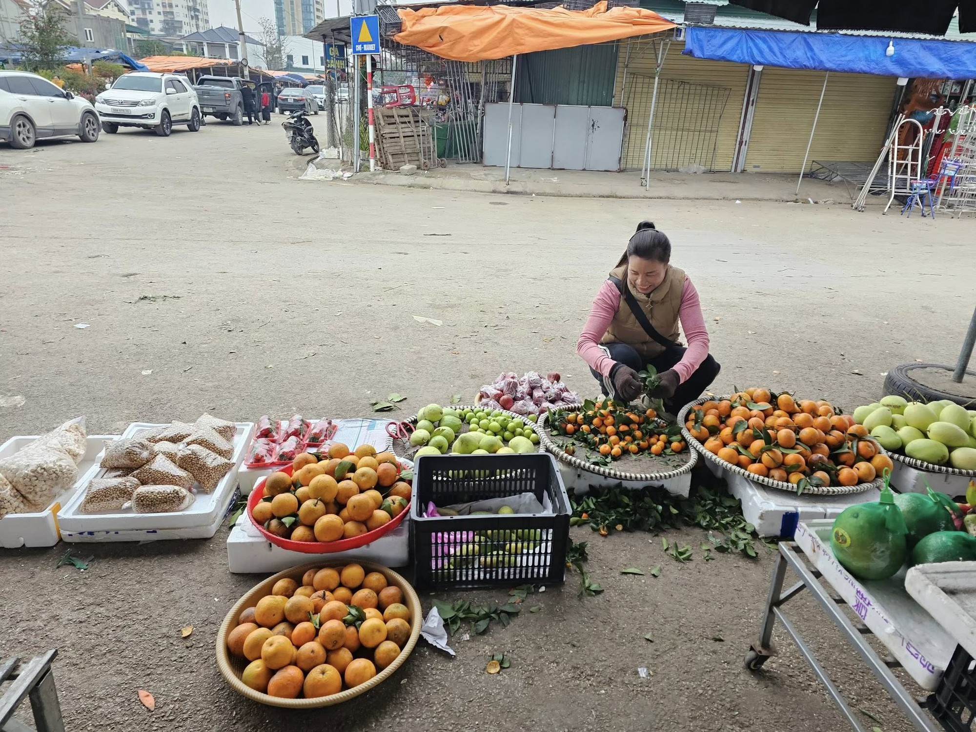Thời tới: Thủ môn Cao Văn Bình được fan vây kín khi về quê, sạp hoa quả của mẹ đắt hàng nhờ con trai vàng- Ảnh 8. Thời tới: Thủ môn Cao Văn Bình được fan vây kín khi về quê, sạp hoa quả của mẹ đắt hàng nhờ con trai vàng- Ảnh 8.