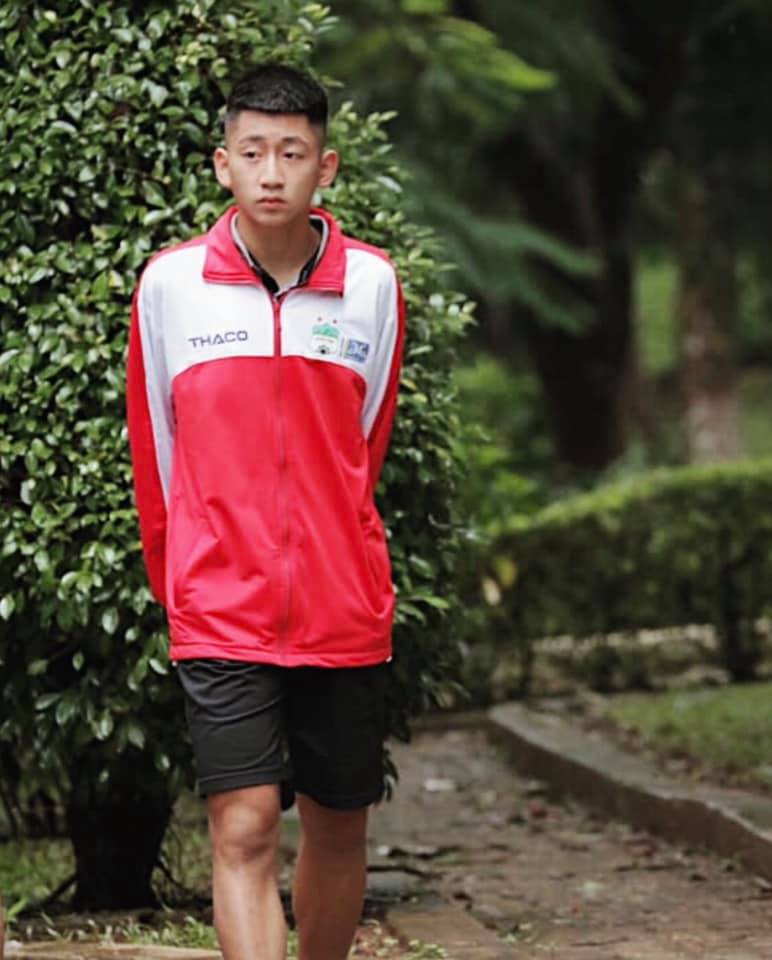 "L&aacute; chắn th&eacute;p" U23 Việt Nam giỏi tiếng Anh, tiếng Ph&aacute;p khiến netizen đồng loạt khen "đỉnh"!- Ảnh 3.