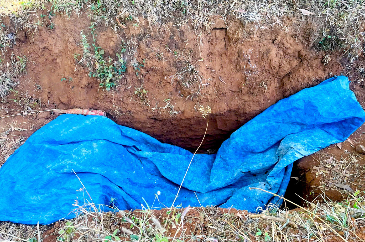 Vụ cướp ng&acirc;n h&agrave;ng ở Gia Lai: Ph&aacute;t hiện th&ecirc;m dấu vết đốt quần &aacute;o, trang bị để phi tang- Ảnh 4.