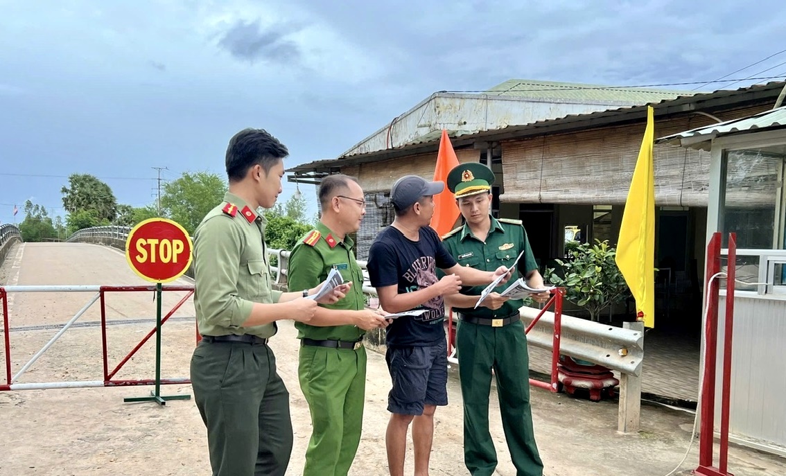 Khám xét, bắt Lê Văn Phương SN 1993 trong đường dây lớn, tịch thu loạt ô tô, xe máy, điện thoại- Ảnh 2. Khám xét, bắt Lê Văn Phương SN 1993 trong đường dây lớn, tịch thu loạt ô tô, xe máy, điện thoại- Ảnh 2.