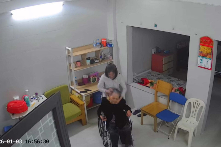 Điều tra vụ nữ gi&uacute;p việc bạo h&agrave;nh cụ b&agrave; ngồi tr&ecirc;n xe lăn- Ảnh 1.