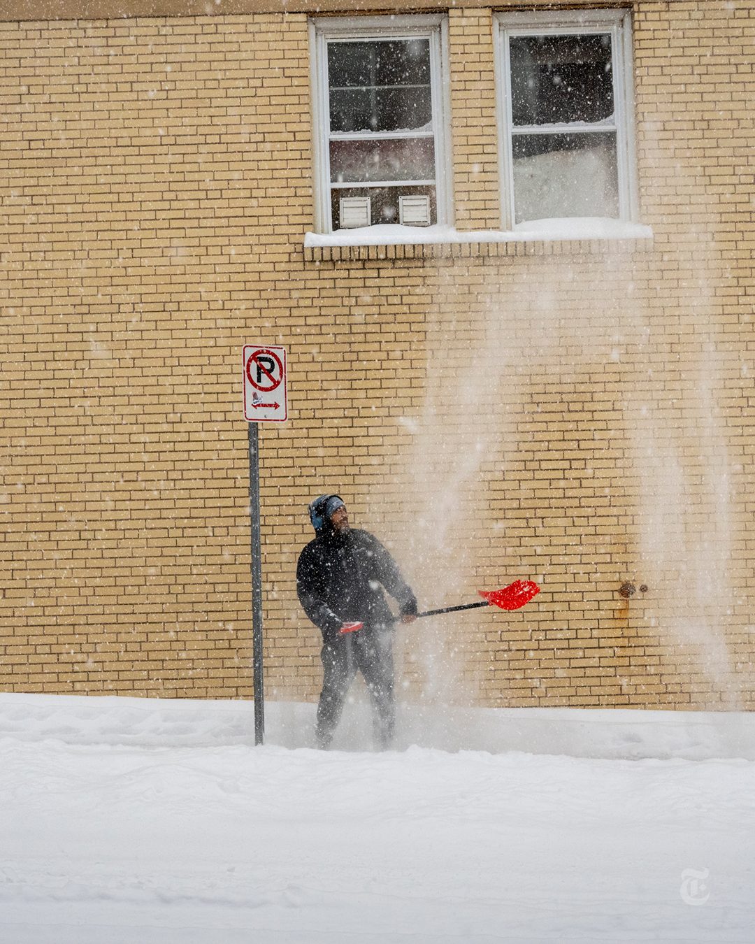 To&agrave;n cảnh b&atilde;o m&ugrave;a đ&ocirc;ng lịch sử c&agrave;n qu&eacute;t nước Mỹ: H&agrave;ng loạt bang ban bố t&igrave;nh trạng khẩn cấp, New York &ldquo;t&ecirc; liệt&rdquo; trong tuyết d&agrave;y 25cm, &iacute;t nhất 5 người tử vong- Ảnh 3.