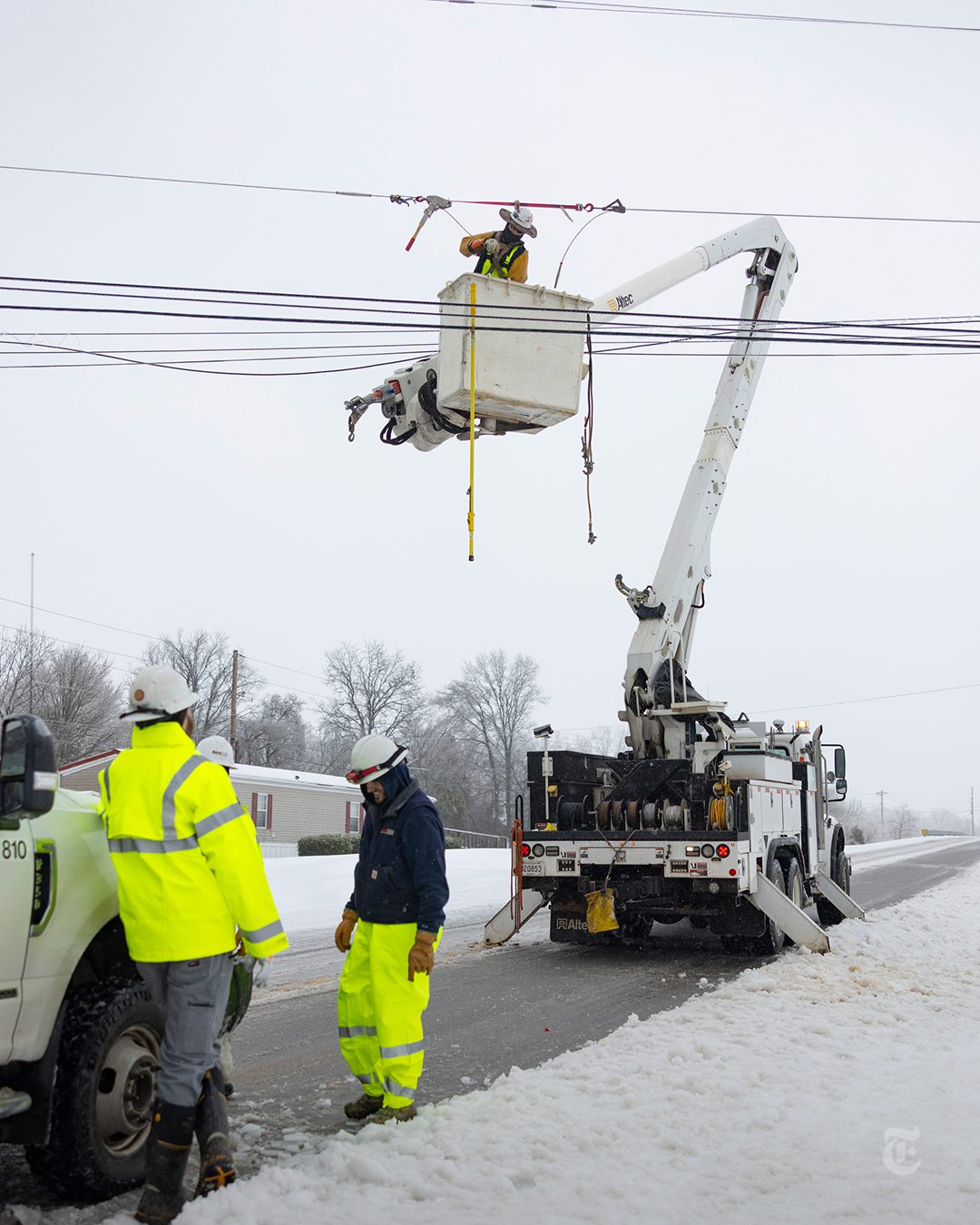 To&agrave;n cảnh b&atilde;o m&ugrave;a đ&ocirc;ng lịch sử c&agrave;n qu&eacute;t nước Mỹ: H&agrave;ng loạt bang ban bố t&igrave;nh trạng khẩn cấp, New York &ldquo;t&ecirc; liệt&rdquo; trong tuyết d&agrave;y 25cm, &iacute;t nhất 5 người tử vong- Ảnh 4.