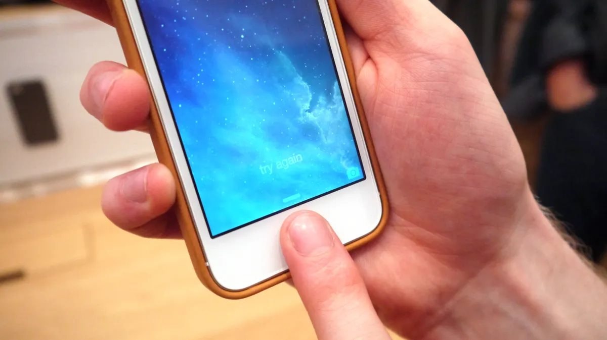 C&acirc;y b&uacute;t c&ocirc;ng nghệ: "Ai th&iacute;ch khen điện thoại n&agrave;o th&igrave; kệ, với t&ocirc;i chỉ c&oacute; chiếc iPhone n&agrave;y m&atilde;i l&agrave; tuyệt t&aacute;c"- Ảnh 2.