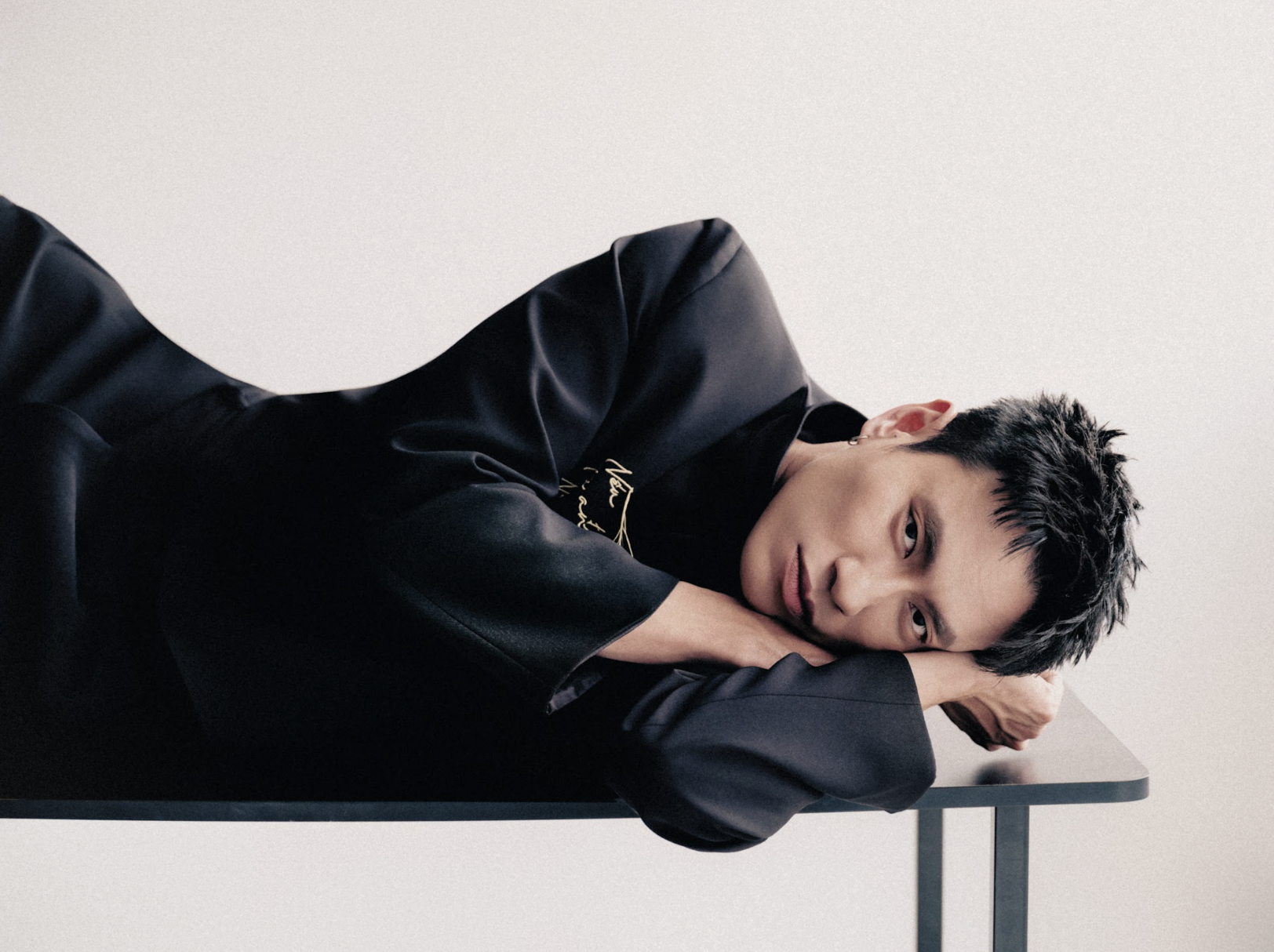 Kiều Minh Tuấn: T&ocirc;i kh&ocirc;ng đau với nh&acirc;n vật, t&ocirc;i chỉ đau mỗi khi đạo diễn h&ocirc; cắt v&igrave; nh&acirc;n vật của m&igrave;nh kh&ocirc;ng được g&agrave;o th&eacute;t với cuộc đời- Ảnh 2.