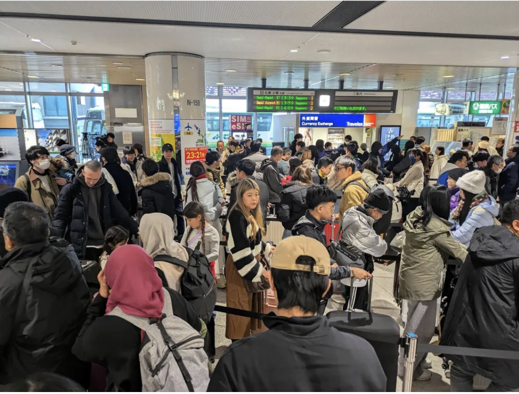 Cảnh tượng kh&ocirc;ng tưởng ở s&acirc;n bay Nhật Bản giữa đợt tuyết lớn kỷ lục- Ảnh 4.