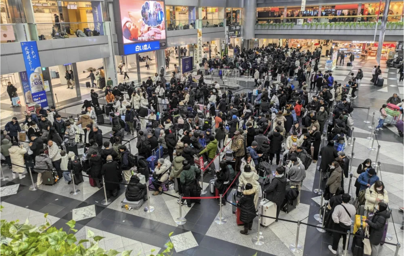 Cảnh tượng kh&ocirc;ng tưởng ở s&acirc;n bay Nhật Bản giữa đợt tuyết lớn kỷ lục- Ảnh 1.