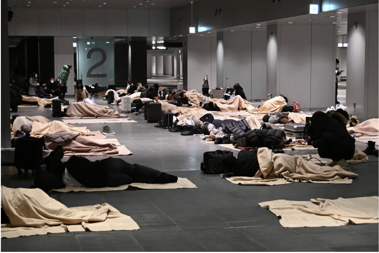 Cảnh tượng kh&ocirc;ng tưởng ở s&acirc;n bay Nhật Bản giữa đợt tuyết lớn kỷ lục- Ảnh 2.