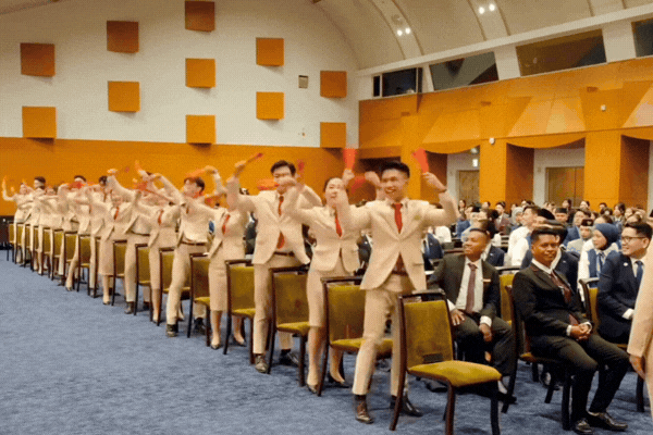 16 thanh ni&ecirc;n Việt Nam tham dự T&agrave;u Thanh ni&ecirc;n Đ&ocirc;ng Nam &Aacute; "g&acirc;y b&atilde;o" v&igrave; m&uacute;a quạt, nhảy đều tăm tắp tưởng đ&acirc;u AI- Ảnh 1.