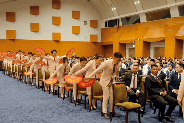 16 thanh ni&ecirc;n Việt Nam tham dự T&agrave;u Thanh ni&ecirc;n Đ&ocirc;ng Nam &Aacute; "g&acirc;y b&atilde;o" v&igrave; m&uacute;a quạt, nhảy đều tăm tắp tưởng đ&acirc;u AI- Ảnh 2.