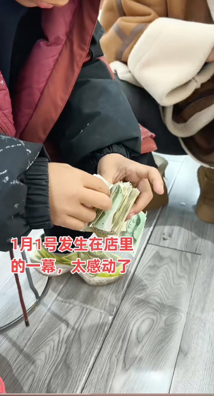 X&uacute;c động cậu b&eacute; lớp 5 nhịn ti&ecirc;u vặt 6 th&aacute;ng để mua qu&agrave; sinh nhật mẹ- Ảnh 2.