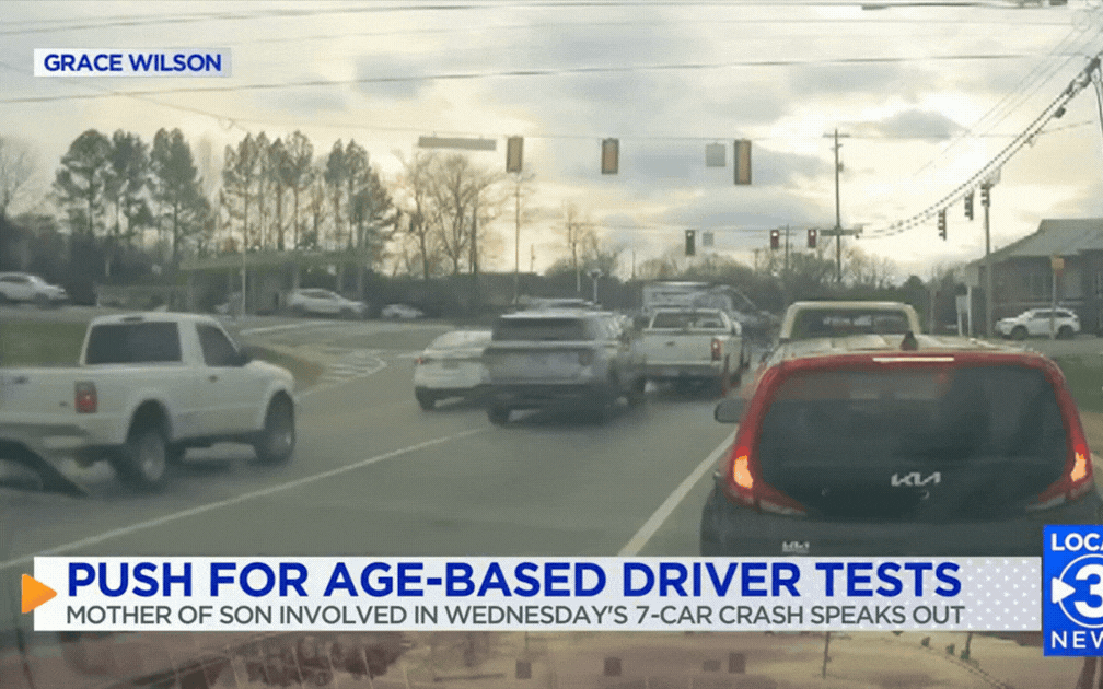 Clip: Cụ b&agrave; 83 tuổi đạp nhầm ch&acirc;n ga, lao xe v&agrave;o loạt &ocirc; t&ocirc; đang dừng đ&egrave;n đỏ- Ảnh 1.