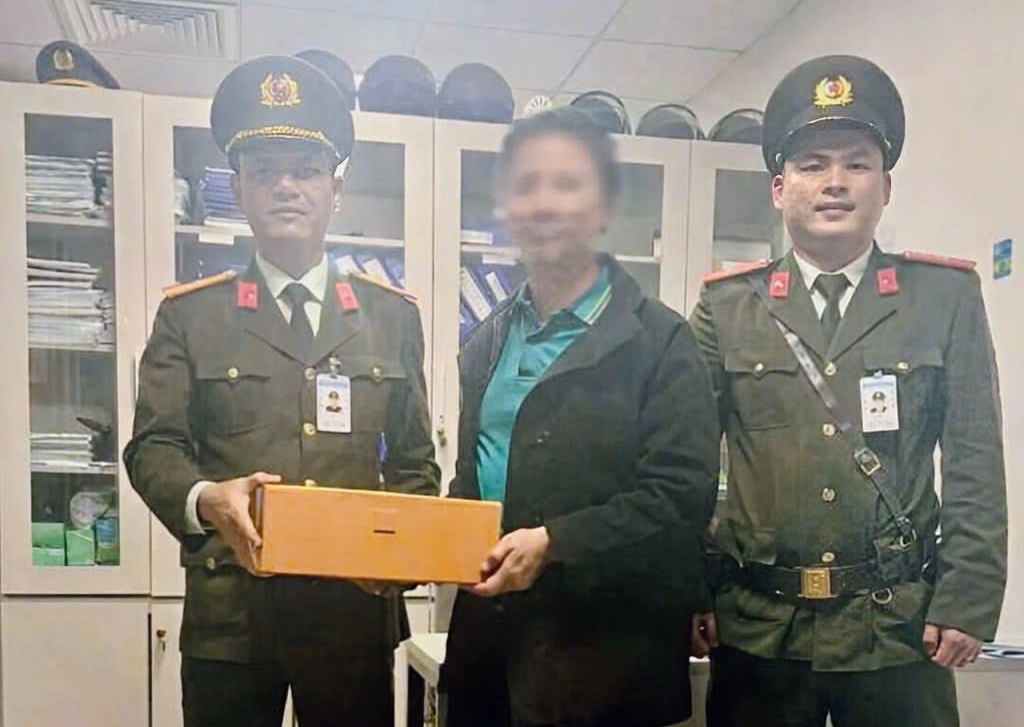 Bỏ qu&ecirc;n t&uacute;i x&aacute;ch trị gi&aacute; 450 triệu đồng ở s&acirc;n bay, h&agrave;nh kh&aacute;ch nhận c&aacute;i kết đẹp- Ảnh 1.