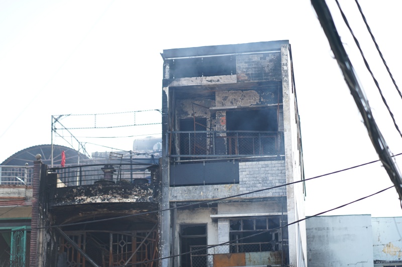 Hiện trường tan hoang sau vụ ch&aacute;y trong chợ Nhị Thi&ecirc;n Đường: Nh&agrave; cửa h&agrave;ng h&oacute;a bị thi&ecirc;u rụi sau một đ&ecirc;m, người d&acirc;n ngậm ng&ugrave;i đi thu&ecirc; trọ s&aacute;t Tết- Ảnh 5.