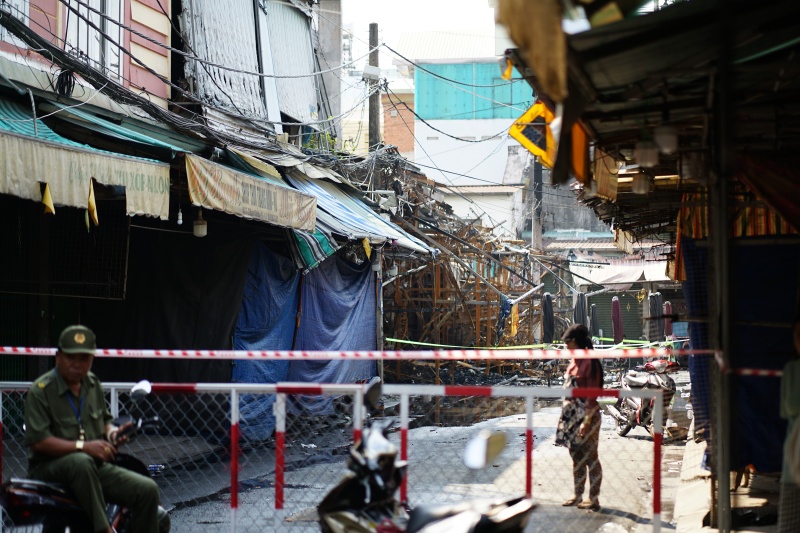 Hiện trường tan hoang sau vụ ch&aacute;y trong chợ Nhị Thi&ecirc;n Đường: Nh&agrave; cửa h&agrave;ng h&oacute;a bị thi&ecirc;u rụi sau một đ&ecirc;m, người d&acirc;n ngậm ng&ugrave;i đi thu&ecirc; trọ s&aacute;t Tết- Ảnh 2.