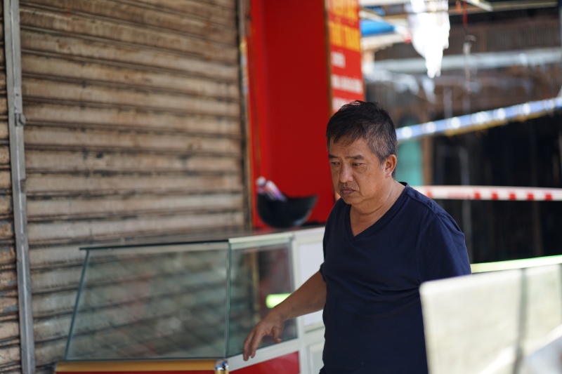 Hiện trường tan hoang sau vụ ch&aacute;y trong chợ Nhị Thi&ecirc;n Đường: Nh&agrave; cửa h&agrave;ng h&oacute;a bị thi&ecirc;u rụi sau một đ&ecirc;m, người d&acirc;n ngậm ng&ugrave;i đi thu&ecirc; trọ s&aacute;t Tết- Ảnh 7.