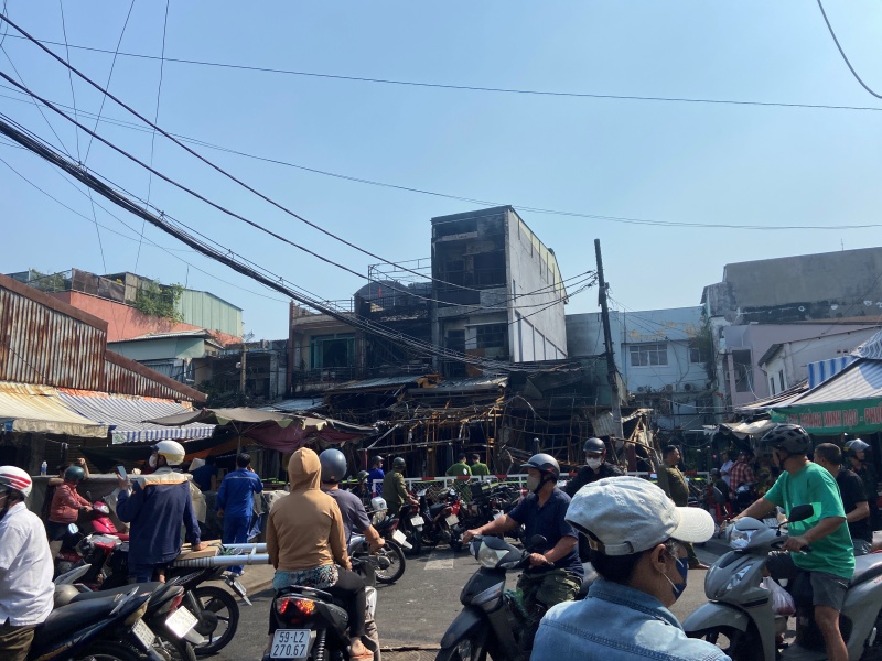 Hiện trường tan hoang sau vụ ch&aacute;y trong chợ Nhị Thi&ecirc;n Đường: Nh&agrave; cửa h&agrave;ng h&oacute;a bị thi&ecirc;u rụi sau một đ&ecirc;m, người d&acirc;n ngậm ng&ugrave;i đi thu&ecirc; trọ s&aacute;t Tết- Ảnh 3.