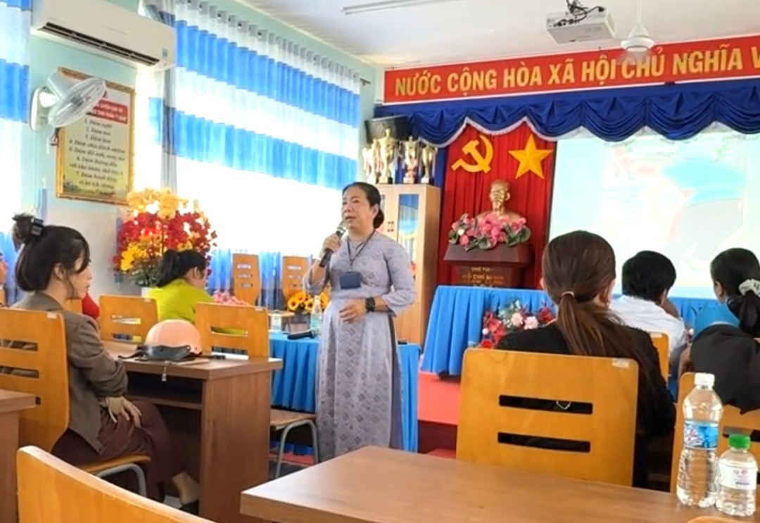 Phụ huynh bất an, muốn l&agrave;m r&otilde; việc thịt chuyển m&agrave;u tuồn v&agrave;o trường học- Ảnh 4.